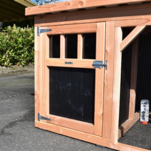 Hühnerstall Belle | Die große Tür des Schlafbereichs ist mit einem kleinen Fenster ausgestattet
