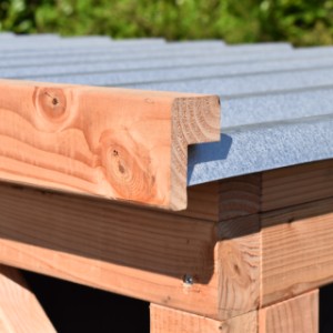 Das Dach des Hühnerstalls Belle ist an der Vorderseite mit einer schönen Holzleiste versehen