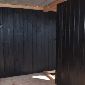Hundehütte Isa 1 mit Veranda - Öffnung von der Schlafraum nach der Veranda