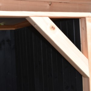 Die Hundehütte Isa 1 hat eine robuste Holzkonstruktion