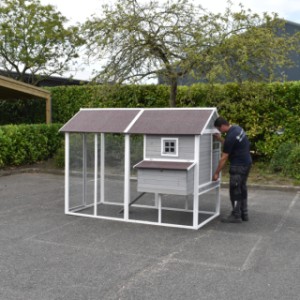 Kaninchenstall Royalty | Dieser Stall hat eine Stehhöhe von 183 cm.