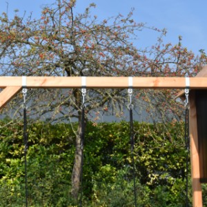Spielhaus Dream ist ausgestattet mit ein doppele Anbauschaukel