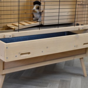 Kaninchenhaus Anna hat eine praktische Schublade mit hohem Rand.