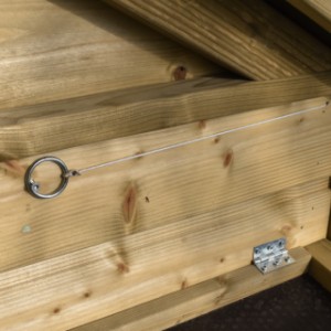 Hühnerstall Eggy - Effizient und praktisch! Die Klappe lässt sich leicht mit einer Schnur schließen.