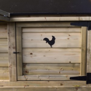 Hühnerstall Eggy hat schwarze Akzente und eine robuste Ausstrahlung! Ein Blickfang in Ihrem Garten.
