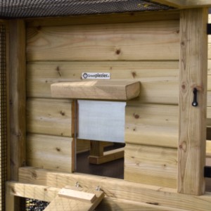 Hühnerstall Eggy - Die Auslaufklappe bietet optimale Kontrolle und Benutzerfreundlichkeit.
