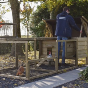 Hühnerstall Eggy mit Auslauf - Einfach und schnell ist der gesamte Stall für die gründliche Reinigung ausgeklappt.