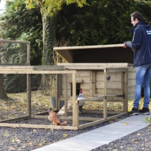 Hühnerstall Eggy mit Auslauf - Einfach und schnell ist der gesamte Stall für die gründliche Reinigung ausgeklappt.
