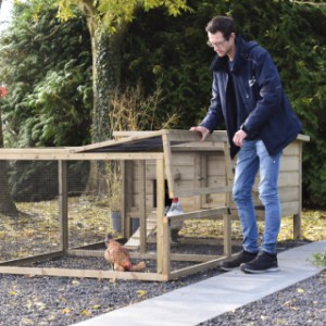 Hühnerstall Eggy mit Auslauf - Cleveres Design! Das halbe Dach lässt sich einfach für den Zugang öffnen.