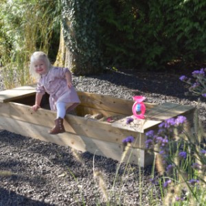 Sandkasten Compact L, der Lieblingsspielplatz im Garten, um köstliche Sandkuchen zu backen.