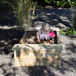 Sandkasten Compact L, perfekt für einen kleinen Garten oder Spielbereich, in dem groß gespielt wird.