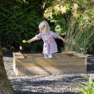Sandkasten Compact M, perfekt für einen kleinen Garten oder Spielbereich, in dem groß gespielt wird.