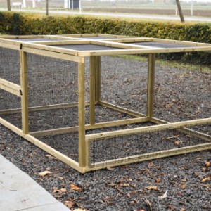 Erweiterung für Eggy! Machen Sie Ihren Stall mit diesem geräumigen Auslauf komplett.