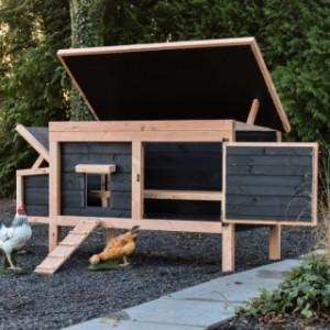 Das Hühnerhaus ist dank des scharnierenden Daches und der Tür einfach zu reinigen.