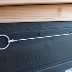 Hühnerstall Eggy - Effizient und praktisch! Die Klappe lässt sich leicht mit einer Schnur schließen.
