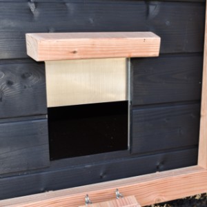 Hühnerstall Eggy - Die Auslaufklappe bietet optimale Kontrolle und Benutzerfreundlichkeit.