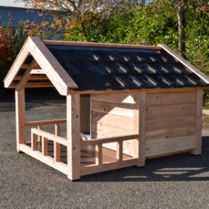 Hundehütte Reno ist aus langlebigem Douglasienholz gefertigt und bietet eine robuste und natürliche Optik.