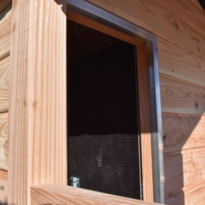 Die Öffnung des Hundehütte Reno ist mit Aluminiumstreifen versehen.