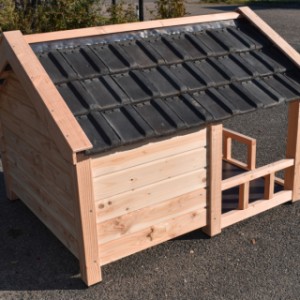 Hundehütte Reno - Das klassische Satteldach mit echten Dachziegeln sorgt für eine langlebige und wetterfeste Verarbeitung.