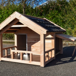 Die praktische Seitenklappe des Hundehütte kann offen bleiben, um frische Luft und optimale Belüftung zu gewährleisten.