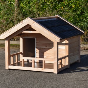 Mit seinem klassischen Design und durchdachten Details ist das Hundehütte Reno ein echter Blickfang in jedem Garten.