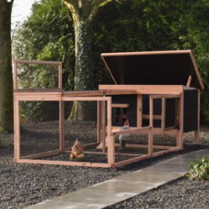 Hühnerstall Eggy mit Auslauf - Cleveres Design! Das halbe Dach lässt sich einfach für den Zugang öffnen.