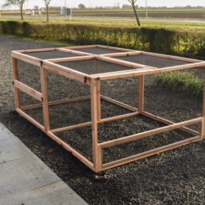 Erweiterung für Eggy! Machen Sie Ihren Stall mit diesem geräumigen Auslauf komplett.