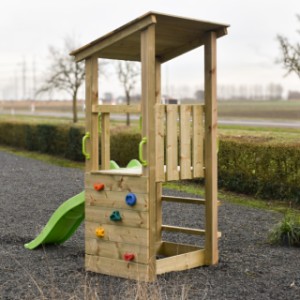 Spielturm Plan 90+ ist ausgestattet mit ein Kletterwand