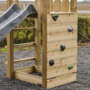 Spielgerät Plan 120 ist ausgestattet mit ein Kletterwand mit Klettersteine