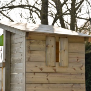 Spielgerät Cabin 120 ist ausgestattet mit ein kleines Fenster
