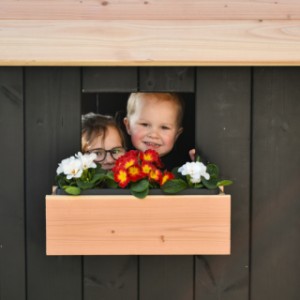 Spielhaus Dream ist mit einem Fenster und einem hübschen Blumenkasten ausgestattet