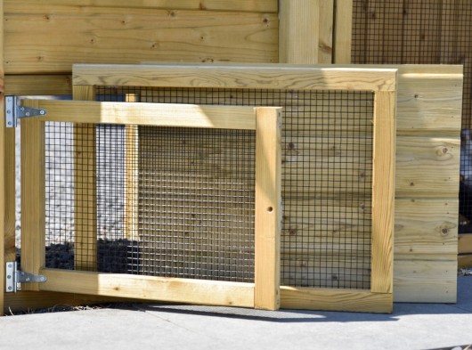 3 Paneele, 1 Tür, 1 Gitter, 1 Holz