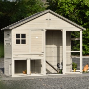 Der moderne Look des Hühnerstalls Holiday Large passt perfekt in einen zeitgemäßen Garten.