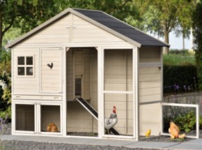 Hühnerstall Holiday Large ist modern, geräumig und hellgrau/beige gefärbt.