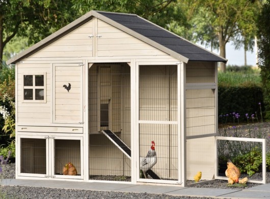 Hühnerstall Holiday Large ist modern, geräumig und hellgrau/beige gefärbt.