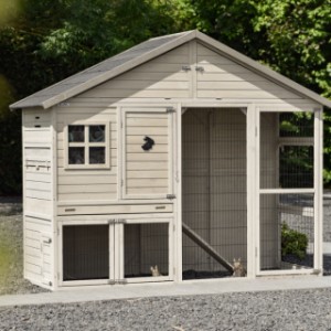 Der moderne Look des Kaninchenstalls Holiday Large passt perfekt in einen zeitgemäßen Garten.