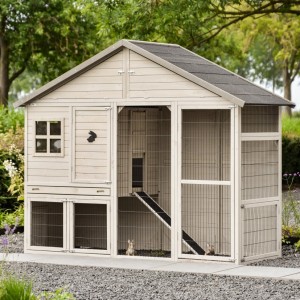 Kaninchenstall Holiday Large ist modern, geräumig und hellgrau/beige gefärbt.