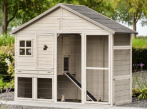 Kaninchenstall Holiday Large ist modern, geräumig und hellgrau/beige gefärbt.
