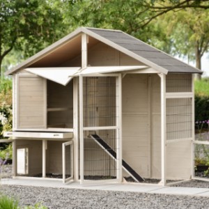 Der Kaninchenstall Holiday Large hat viele Öffnungen