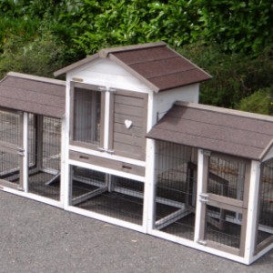 Der Kaninchenstall Prestige Small ist herstellt aus Kiefernholz