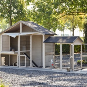 Der Kaninchenstall Holiday Large hat viele Öffnungen