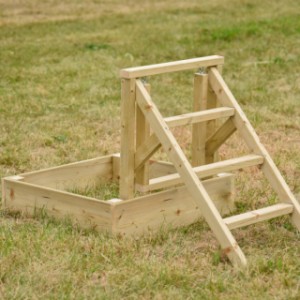 Optional können Sie ein Hühner Sandbad zur Hühner Treppe mitbestellen.
