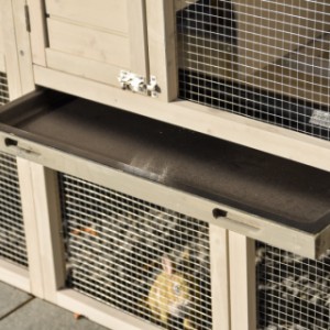 Der Schlafraum von Meerschweinchenstall Annemieke ist ausgestattet mit ein Schublade, um der Stall einfach zu reinigen