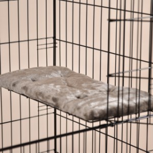 Der Katzenkäfig Level hat 3 weiche Liegeplattformen.