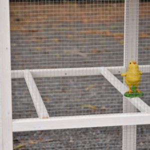 Im Auslauf des Hühnerhauses Alexia befinden sich zwei Sitzstangen.