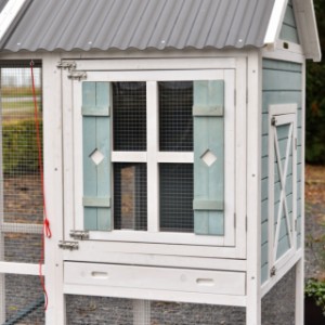 Durch das Fenster in der Tür des Kaninchengeheges Alexia können Sie Ihre Kaninchen sehen.