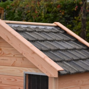 Durch die Dachziegel auf dem Dach erhält die Hundehütte Turbo eine klassische Ausstrahlung.