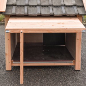 Die Seite der Hundehütte Turbo ist eine Klappe, die offen stehen bleiben kann.