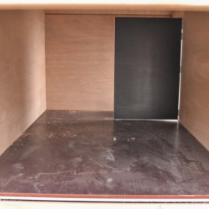 Durch die Klappe können Sie die Hundehütte Turbo leicht zum Reinigen betreten.