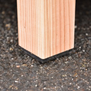 Unter den Füßen der Hundehütte Turbo befinden sich Kunststoffklötze gegen aufsteigende Feuchtigkeit.